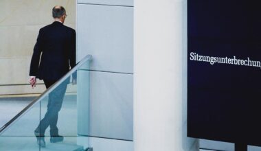 Brandenburg Berlin: CDU-Chef Friedrich Merz scheitert im ersten Anlauf der Kanzlerwahl - Reaktionen: "Nicht witzig", "historischer Tag"