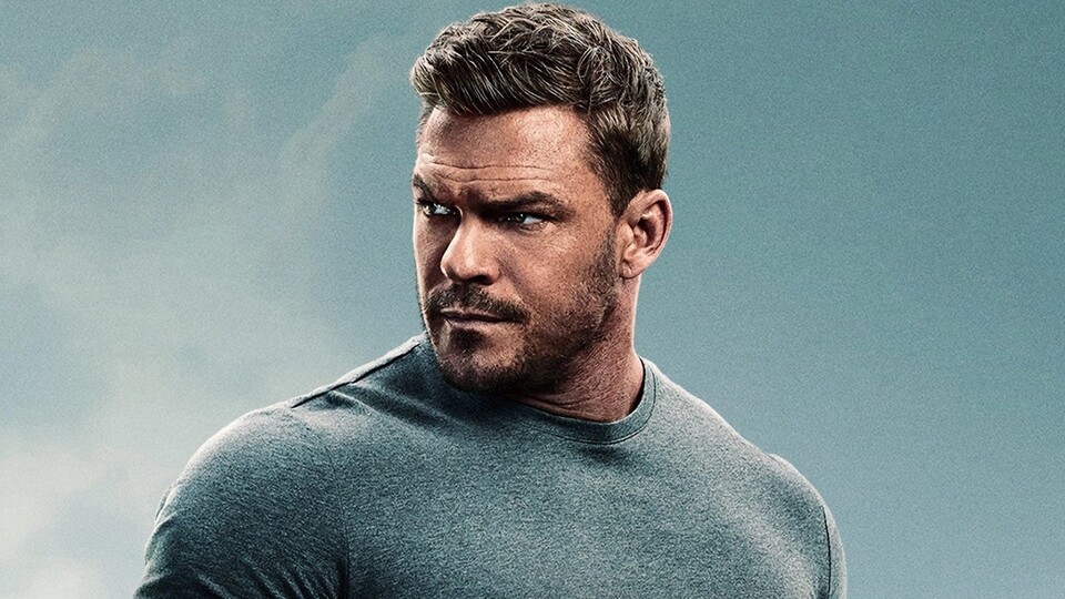 Wenn wirklich alle Bücher verfilmt werden würden, dann wäre der 42-jährige Alan Ritchson am Ende vermutlich schon um die 80 Jahre alt. Bildquelle: Amazon Prime Video