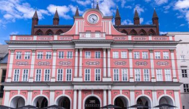 Ausstellung "Die Europa-Caricade" in der Rostocker Rathaushalle | NDR.de