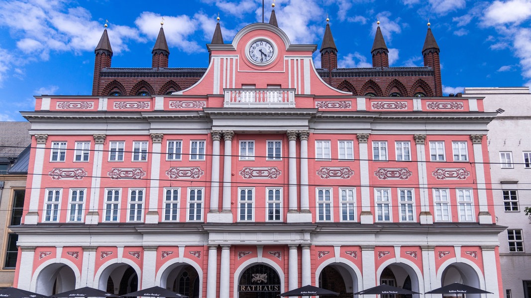 Ausstellung "Die Europa-Caricade" in der Rostocker Rathaushalle | NDR.de