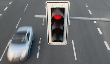Mann fährt über rote Ampel und verursacht Karambolage