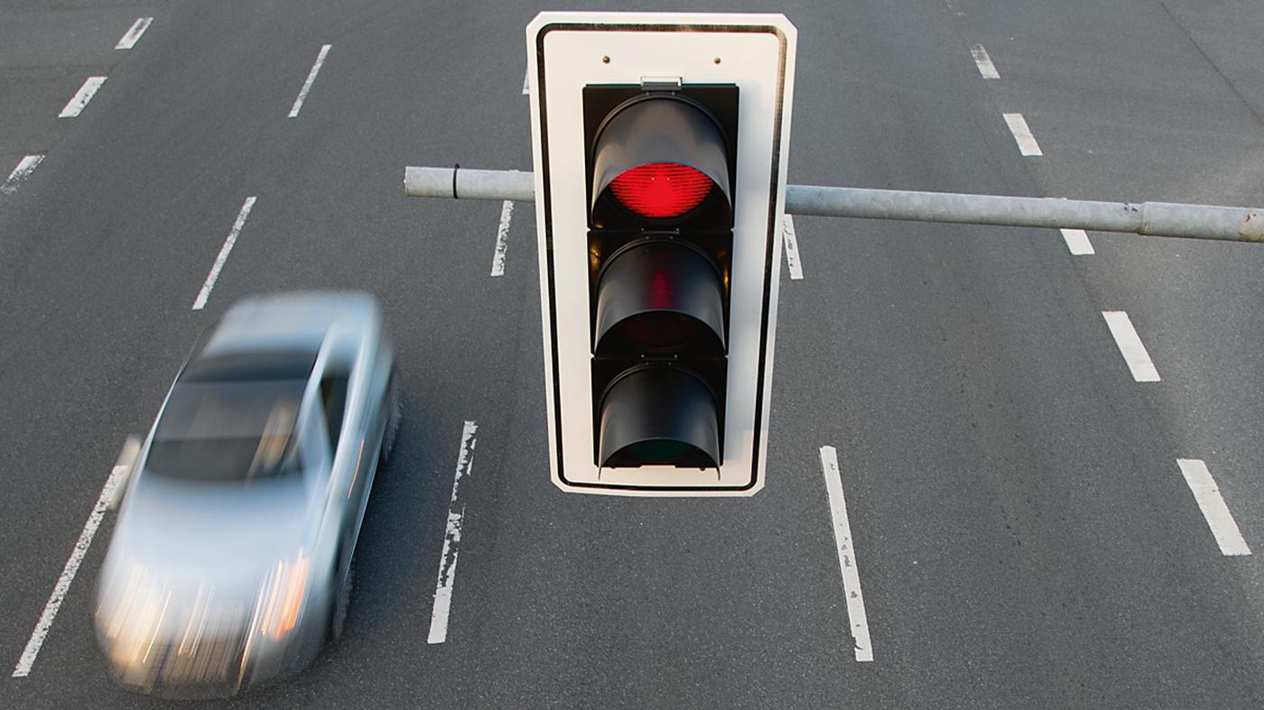 Mann fährt über rote Ampel und verursacht Karambolage