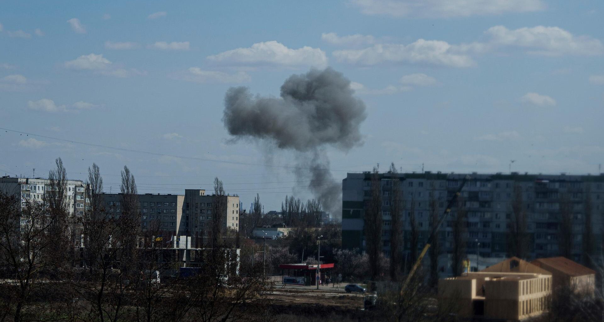 Rauch steigt im ukrainischen Sumy von einer Explosion nach einem russischen Drohnenangriff auf.