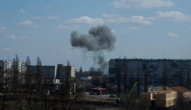 Rauch steigt im ukrainischen Sumy von einer Explosion nach einem russischen Drohnenangriff auf.