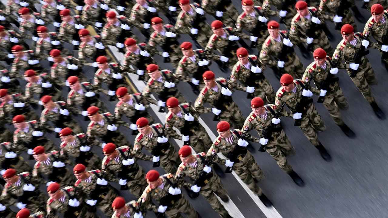 Kriegsgedenken und Kriegspropaganda bei Russlands Militärparade