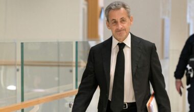 Frankreichs Ex-Präsident Sarkozy ist seine Fußfessel wieder los