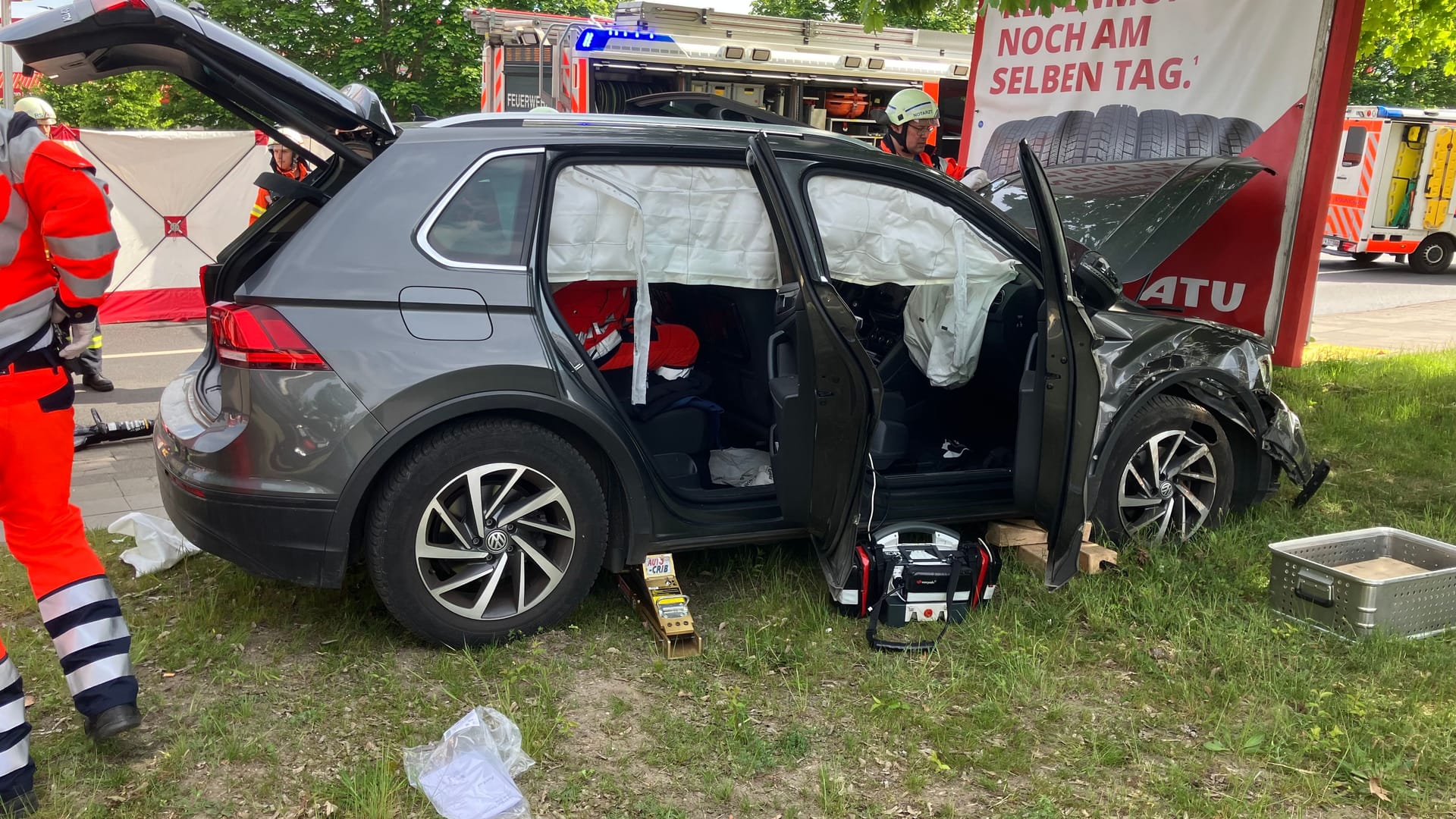 Schwerer Unfall auf der Hildesheimer Straße: Rettungskräfte befreiten den Fahrer.