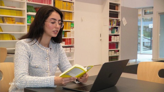 Asin Andkohiy liest aus einem Buch. © Screenshot 