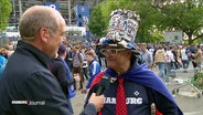 Reporter Thorsten Vorbau  im Gespräch mit einem HSV-Fan. © Screenshot 