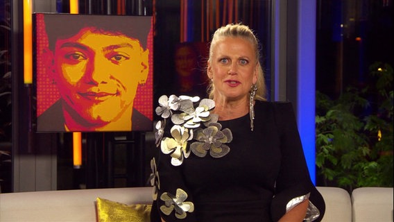 Barbara Schöneberger moderiert die ESC-Aftershow vor einem Bild von JJ © Screenshot 