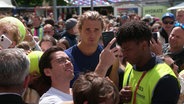 Alexander Zverev am Rothenbaum inmitten von Fans © Screenshot 