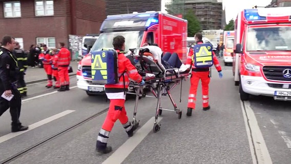 Einsatzkräfte nach einer Messerattacke am Hamburger Hauptbahnhof © Screenshot 