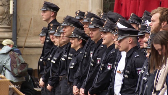 Polizei-Nachwuchs im Hamburger Rathaus. © Screenshot 