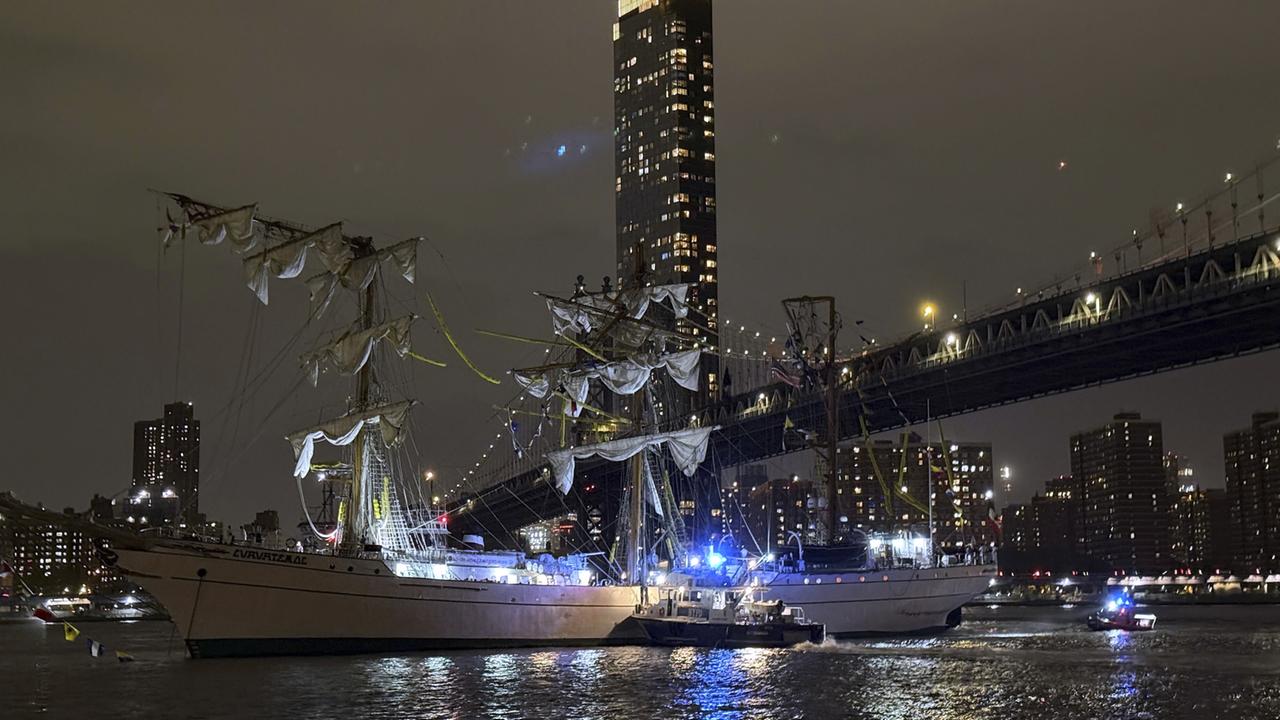 Schiff der mexikanischen Marine rammt Brooklyn Bridge in New York