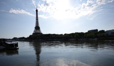 Olympia, Paris 2024, vor dem Triathlon, der Eiffelturm ist hinter der Seine zu sehen.