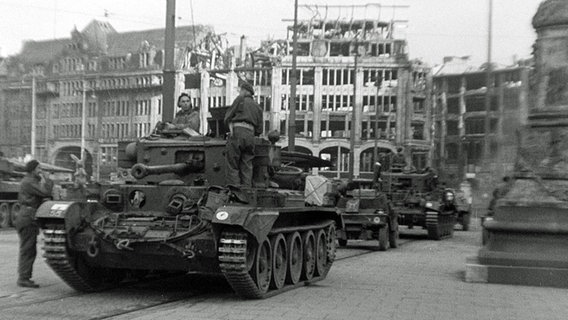 Hamburg Rathausmarkt, 3. Mai 1945 © NDR/Cinecentrum/Imperial War Museum 