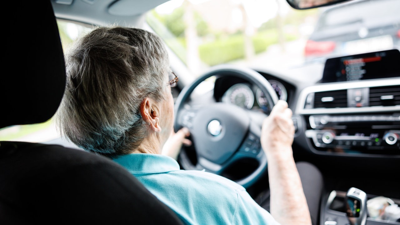 ÖPNV-Ticket für Führerschein: Das bringt "Umsteigen70" in Bremerhaven