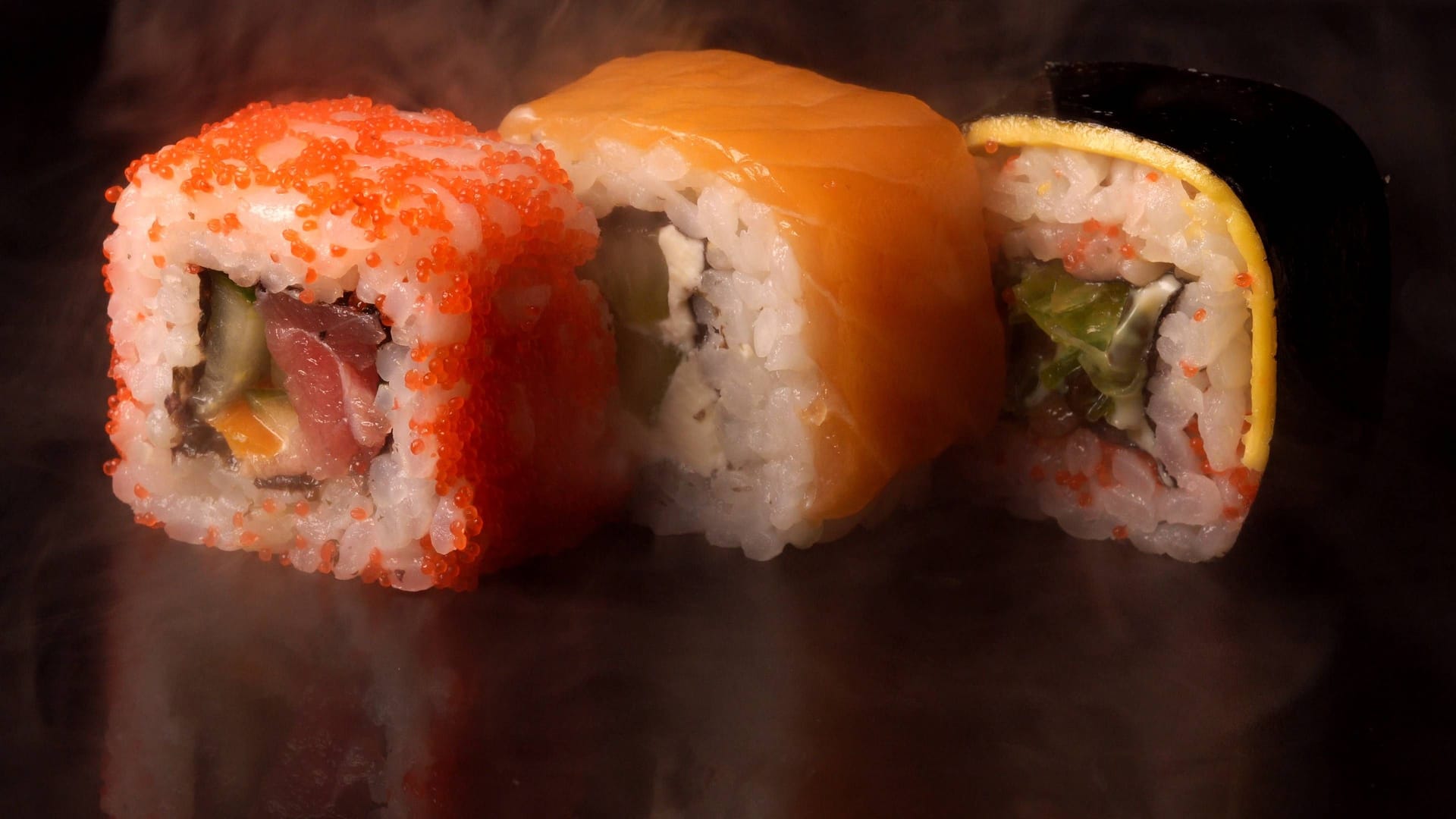 Set mit drei Sushi-Rollen Symbolbild) : Nach einer amtlichen Kontrolle musste das "Mikado" in Köln vorübergehend schließen.