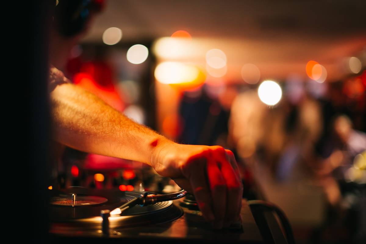DJ legt Vynil auf