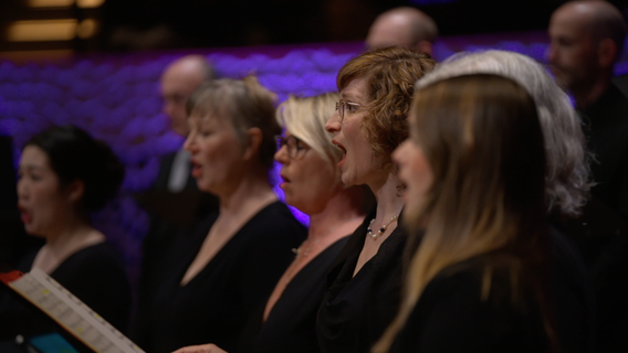 Screenshot: Das NDR Vokalensemble singt am 18. März 2025 beim Mitsingkonzert in der Elbphilharmonie. © NDR Foto: Screenshot