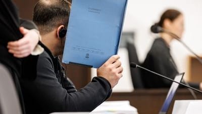 Sitzungssaal im Landgericht Nürnberg-Fürth: Der Angeklagte soll seine getrennt lebende Ehefrau, seine Tochter und eine Freundin der Frau mit einem Messer auf einem Spielplatz schwer verletzt haben.