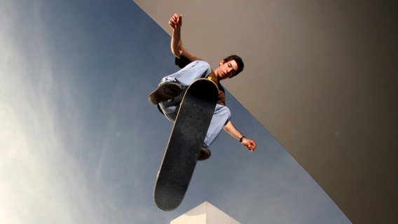 Ein junger Mann springt mit einem Skateboard. © photocase / info@vnz-art.de Foto: info@vnz-art.de