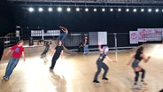 Mehrere Leute skaten auf Inline-Skates in Hannover bei einer Performance im Rahmen der Festspiele Herrenhausen © NDR Foto: Miriam Stolzenwald