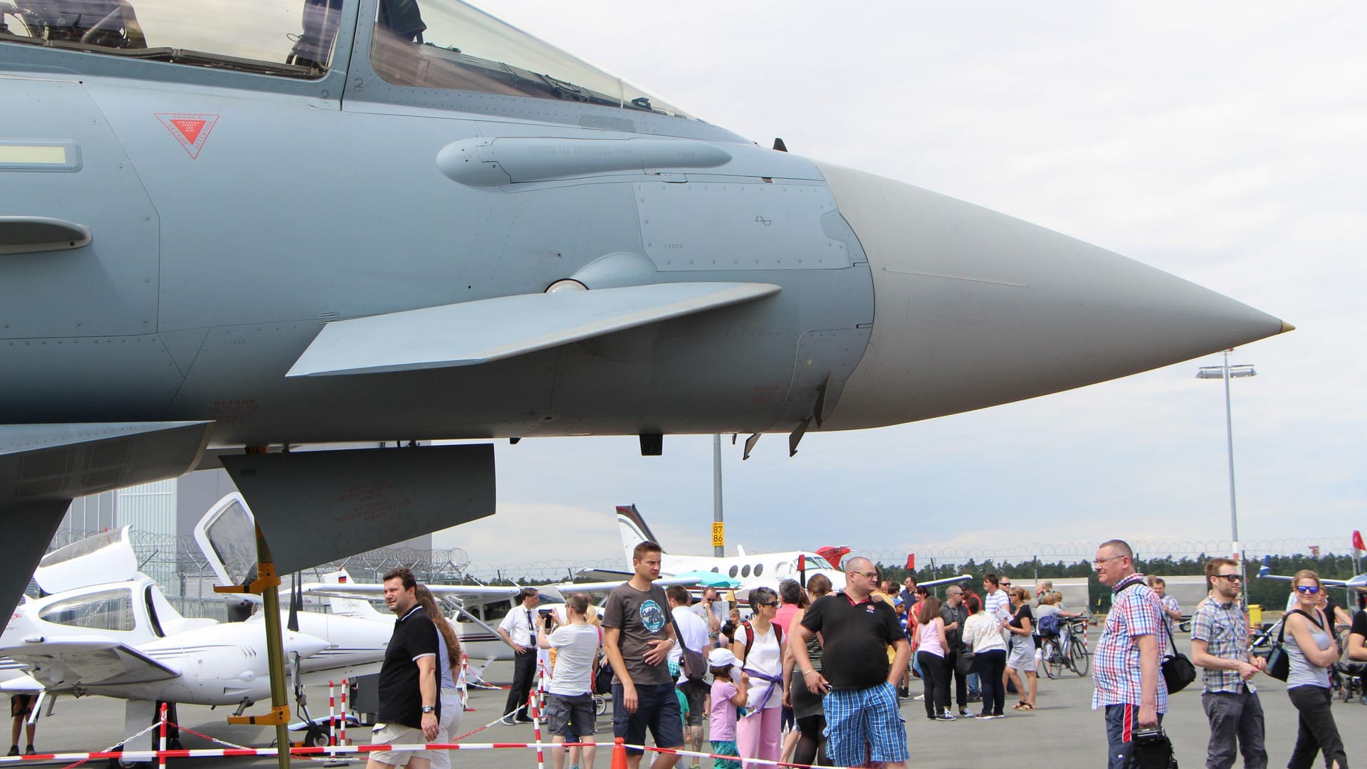 So nah kommen Besucher dem Eurofighter der Luftwaffe in der Regel nicht. Gelegenheit bietet am 25. Mai 2025 das Flughafenfest in Nürnberg.
