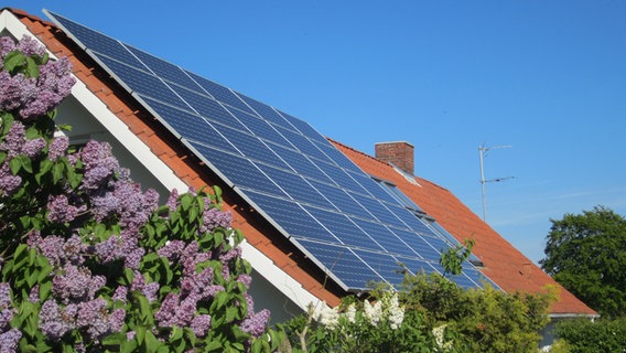 Solaranlage auf einem Wohnhaus © colourbox Foto: Gollander Photo
