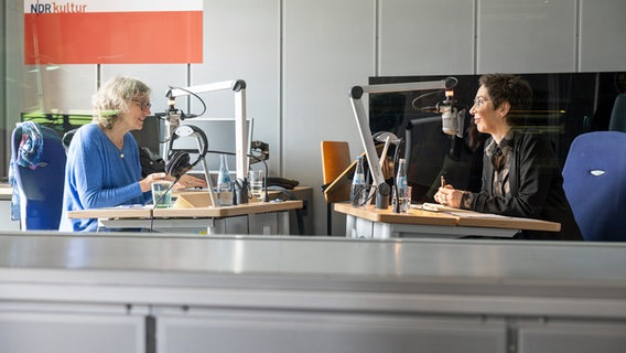 Zwei Frauen, sich gegenüber sitzend vor Mikrofonen: Katja Weise und Sonja Anders im Gespräch im Hörfunkstudio © NDR.de Foto: Franziska Dieckmann