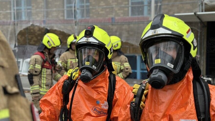 Spezialkräfte der Feuerwehr in Schutzanzügen (Symbolbild): Der Täter ist unbekannt.