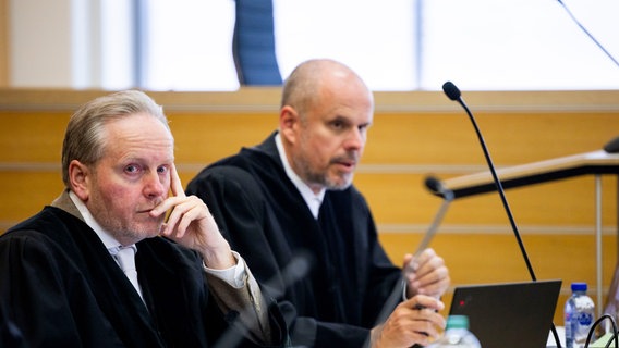 Die Staatsanwaltschaft mit Oberstaatsanwalt Andre Schmidt (l-r) und dem Ersten Staatsanwalt Daniel Facca sitzen vor Prozessbeginn im Gerichtssaal im Landgericht Braunschweig beim Dieselprozess gegen ehemalige Volkswagen-Mitarbeiter. © picture alliance/dpa/dpa-Pool Foto: Michael Matthey