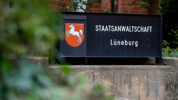 "Staatsanwaltschaft Lüneburg" steht in Lüneburg auf einem Schild. © picture alliance / dpa Foto: Philipp Schulze