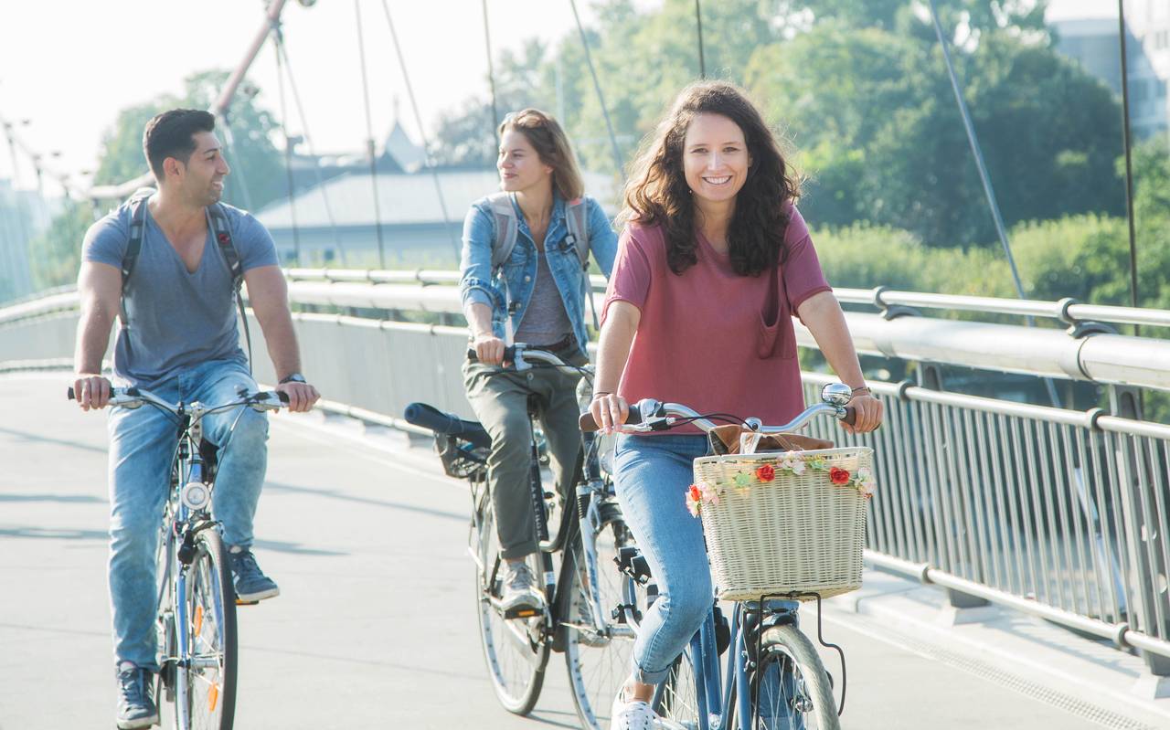 Menschen auf Fahrrädern.