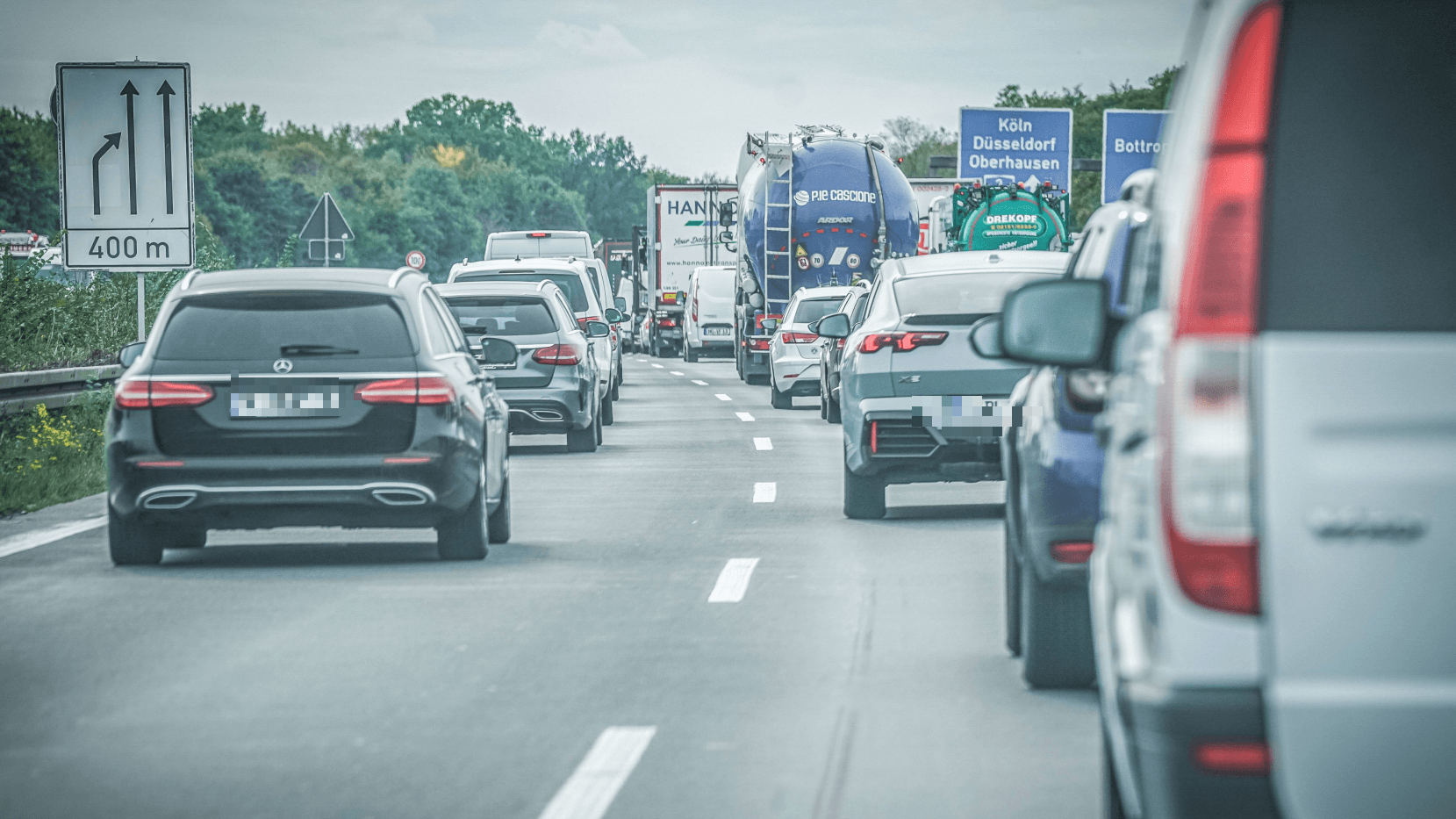 Stau auf der Autobahn im Kölner Umland (Symbolfoto): In den kommenden Tagen dürfte es wieder einmal voll auf den Straßen werden.