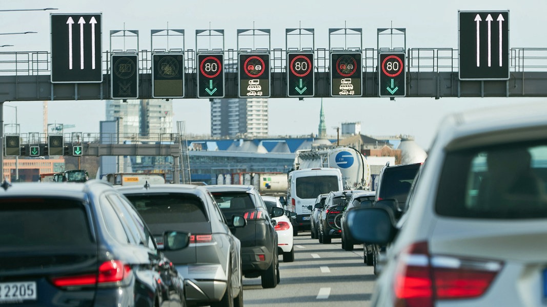 Schäden im Elbtunnel - 12 Kilometer Stau Richtung Norden | NDR.de - Nachrichten