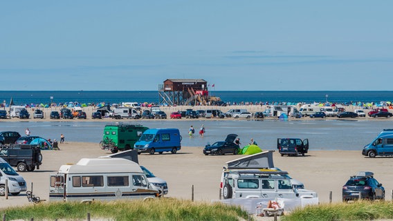 Strandparking am Sandstrand bei St.Peter-Ording. © IMAGO / penofoto 