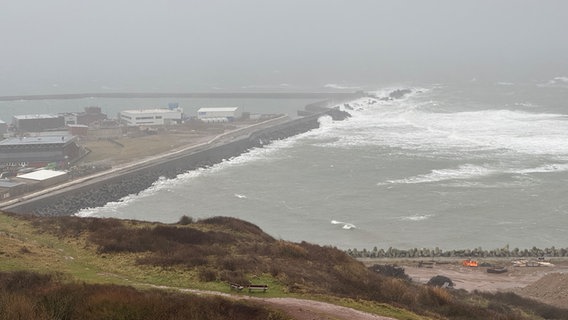 An einer Mole auf Helgoland bricht sich das Wasser der Nordsee. © NDR Foto: Paul Wessels