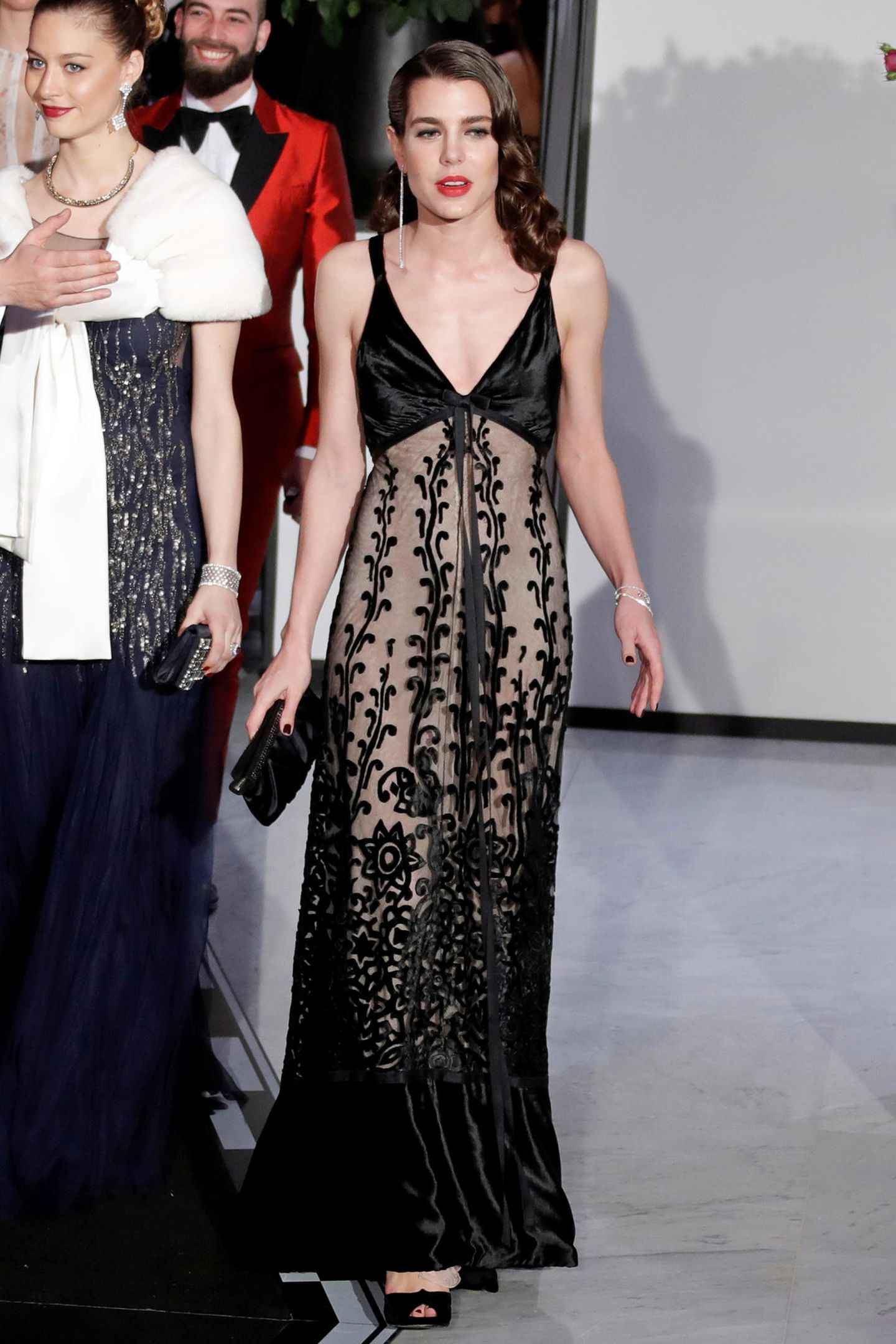 Wie eine Hollywood-Diva aus alten Zeiten präsentiert sich die wunderschöne Charlotte Casiraghi im floral-beranktem Seidenkleid von Chanel beim alljährlichen Rosenball in Monaco 2017.