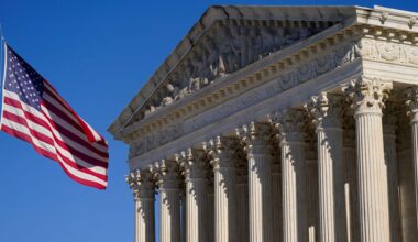 Eine US-Flagge weht im Wind vor dem Gebäude des Supreme Court in Washington mit der Inschrift "Equal justice under law".