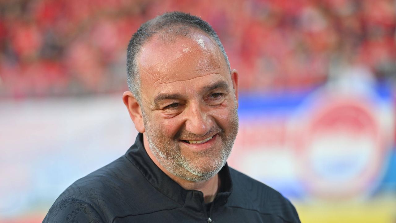 Fußball | 1. FC Heidenheim: Starke Geste: Trainer Frank Schmidt besucht Bochum-Stürmer im Krankenhaus