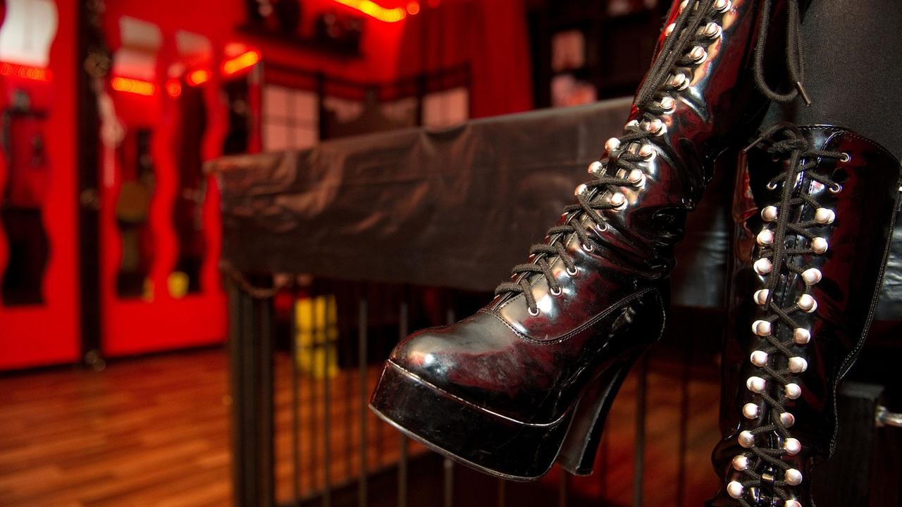 Baden-Württemberg: Prozess in Karlsruhe: Domina wegen Steuerhinterziehung verurteilt