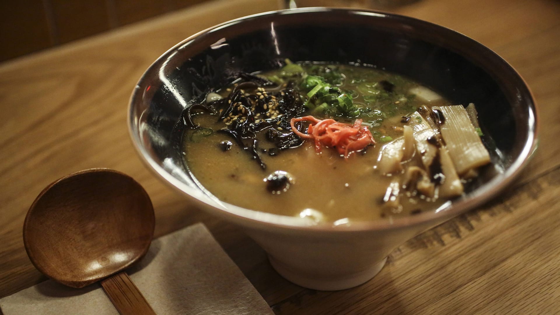 Eine Ramen-Suppe (Symbolbild): Wer gerne japanisch, chinesisch oder indisch isst, dürfte in Nürnberg fündig werden.