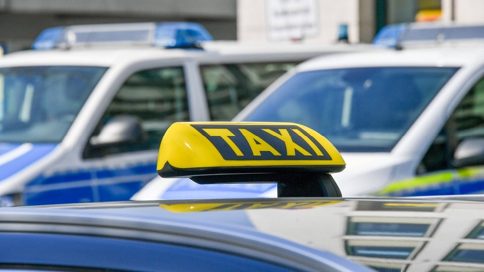 Messerattacke im Taxi in Dresden: Vorbestrafter Mann in U-Haft