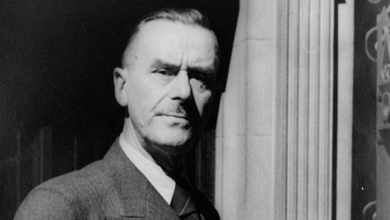 Der Literaturnobelpreisträger Thomas Mann auf einer Schwarzweiß-Fotografie. © IMAGO / Everett Collection 