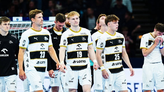 Enttäuschte Kiel-Spieler © IMAGO / Eibner 