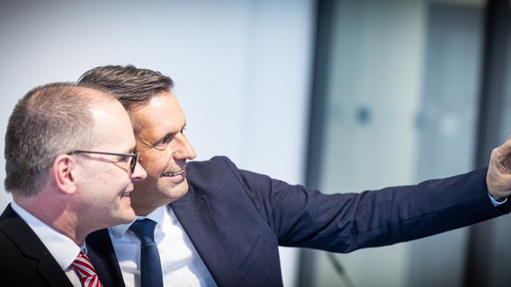 Zwei Männer machen ein Selfie mit einer Einmalkamera. © dpa-Bildfunk Foto: Moritz Frankenberg/dpa