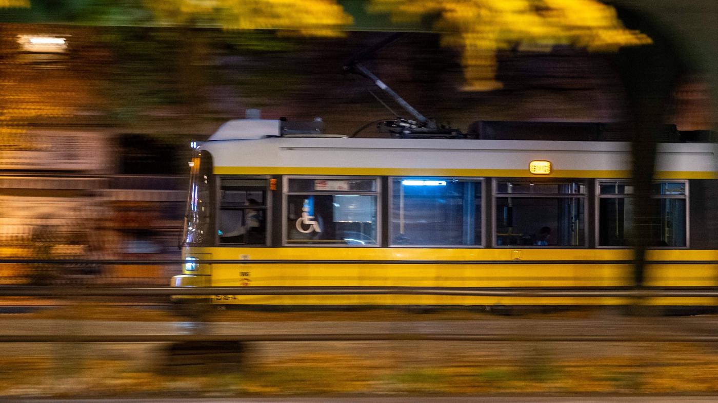 Junge wird in Berlin von Straßenbahn angefahren