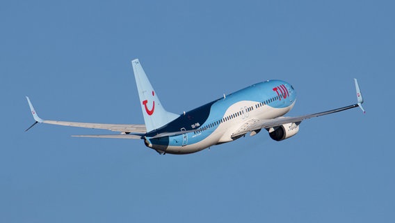 Ein Flugzeug (TUI Airlines Belgium Boeing 737-800) beim Start vor blauem Himmel. © picture alliance / NurPhoto | Nicolas Economou Foto: Nicolas Economou