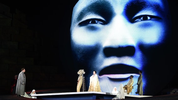 Die in Russland geborene Sopranistin Mlada Khudoley als chinesische Prinzessin Turandot (M) singt bei der Fotoprobe der Oper "Turandot" am 17.07.2015 auf der Seebühne in Bregenz in Vorarlberg (Österreich); links: der italienische Tenor Riccardo Massi als der unbekannte Prinz Calaf. Die Premiere der Oper von Puccini war am 22.07.2015. © picture alliance / dpa Foto: Felix Kästle
